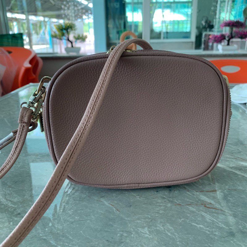 กระเป๋า Della Stella Crossbody