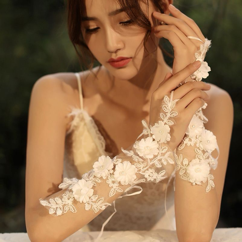 ถุงมือผ้าลูกไม้เลื่อม ติดดอกไม้สีขาวสำหรับเจ้าสาว งานราตรี พร้อมส่ง