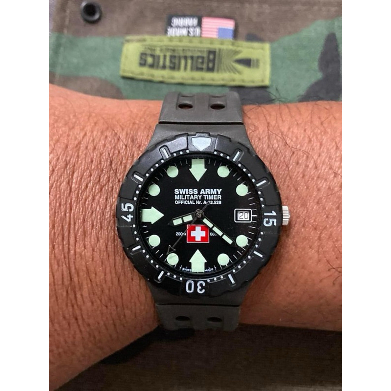 ขายนาฬิกาทหารรุ่นเก่า (ไม่กันน้ำ)พรายน้ำสว่างสุดๆ Vintage Watch Swiss Army Military Time 200M Swiss Made Green Quartz 38