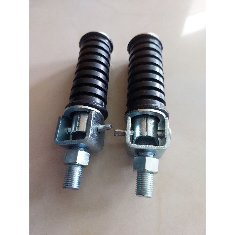 เหล็กพักเท้าหลังใส่ Yamaha DT100-DT125-DT175-DT250 แบบเกลียวใหญ่ ของใหม่สวยๆพร้อมใช้งาน