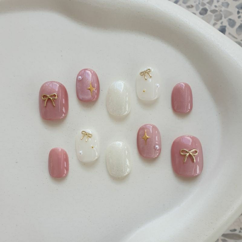 เล็บปลอม เล็บเจล สีลูกแก้ว ติดอะไหล่สีทองเล็กๆน่ารักๆ (รบกวนอ่านรายละเอียดก่อนสั่งซื้อนะคะ😊)