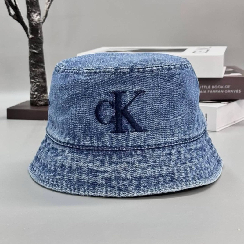 หมวก ck หายาก Calvin Klein Bucket Hat รบกวนถามก่อนสั่งนะคะบางทีหมดค่ะ มี2 สี