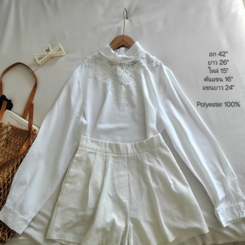 เสื้อเชิ้ตมือสอง อก 42" สีขาวคอลูกไม้  *ป้าย BFA