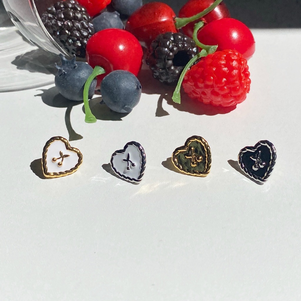 Petite Cherry Pie Stud ต่างหูสตั๊ดรูปหัวใจเชอรี่