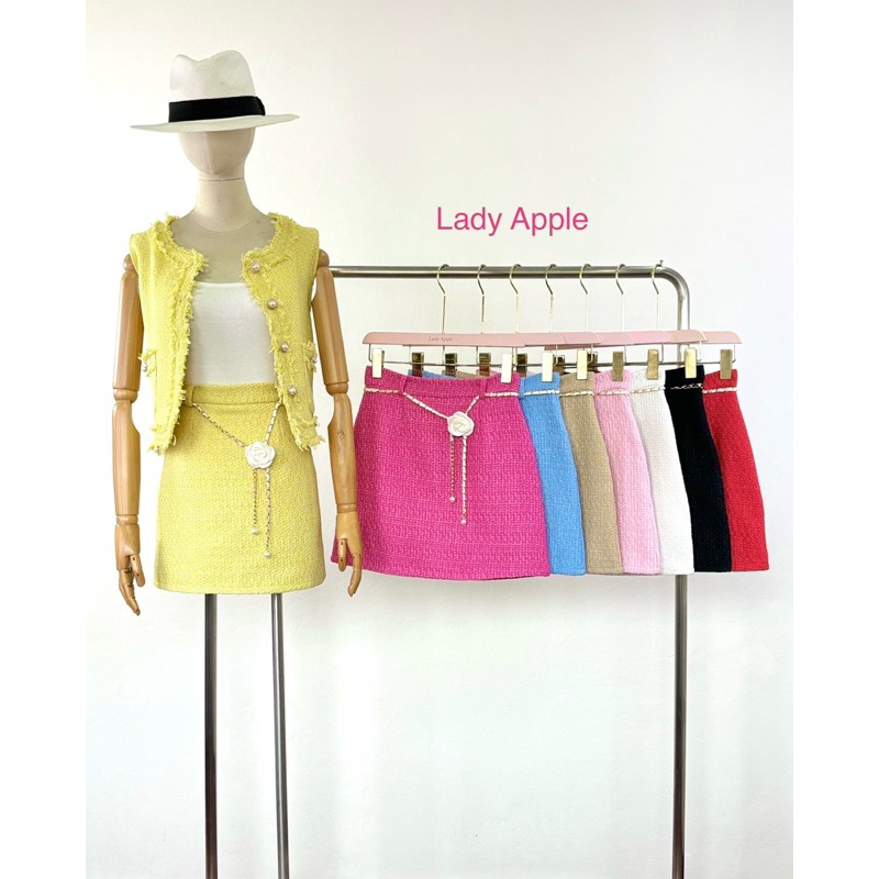 Lady Apple: กระโปรงทวิตมาพร้อมเข็มกลัดดอกไม้และเข็มขัดโซ่