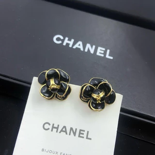 ต่างหู ดอกคามิเลีย ขาวและดำ แบรนด์ C:H:A:N:E:L งานHIEND ด้านหลังปั้ม 2x2เซน