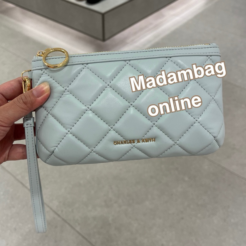 𝗖𝗛𝗔𝗥𝗟𝗘𝗦 & 𝗞𝗘𝗜𝗧𝗛 Cressida Quilted Wristlet กระเป๋าสตางค์ มีสายคล้องมือ