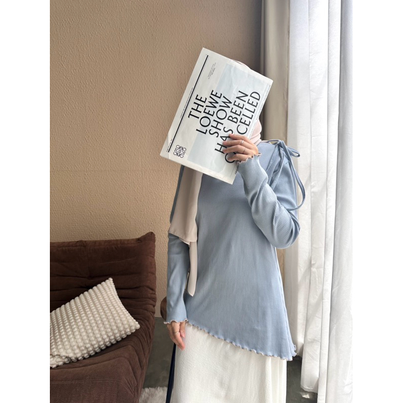 Ivy top ‘ อก40นิ้ว‘เสื้อแขนยาวเนื้อนุ่ม ดีเทลสายผูกที่หัวไหล่ สามารถผูกปรับได้ตามใจ ชายเสื้อแบบเฉียง