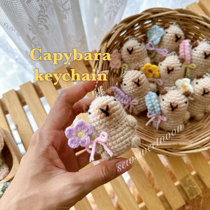 sewsweetnoon พวงกุญแจถักไพมพรมคาปิบาร่า flower collection