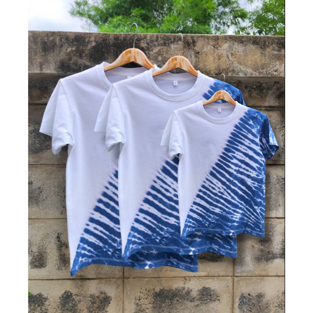 มัดย้อม สีคราม cotton100% ลายเฉียงครึ่งตัวสวยมาก มีครบไซส์ ใส่ได้ทั้งครบครัว เด็กผู้ใหญ่S-3XL