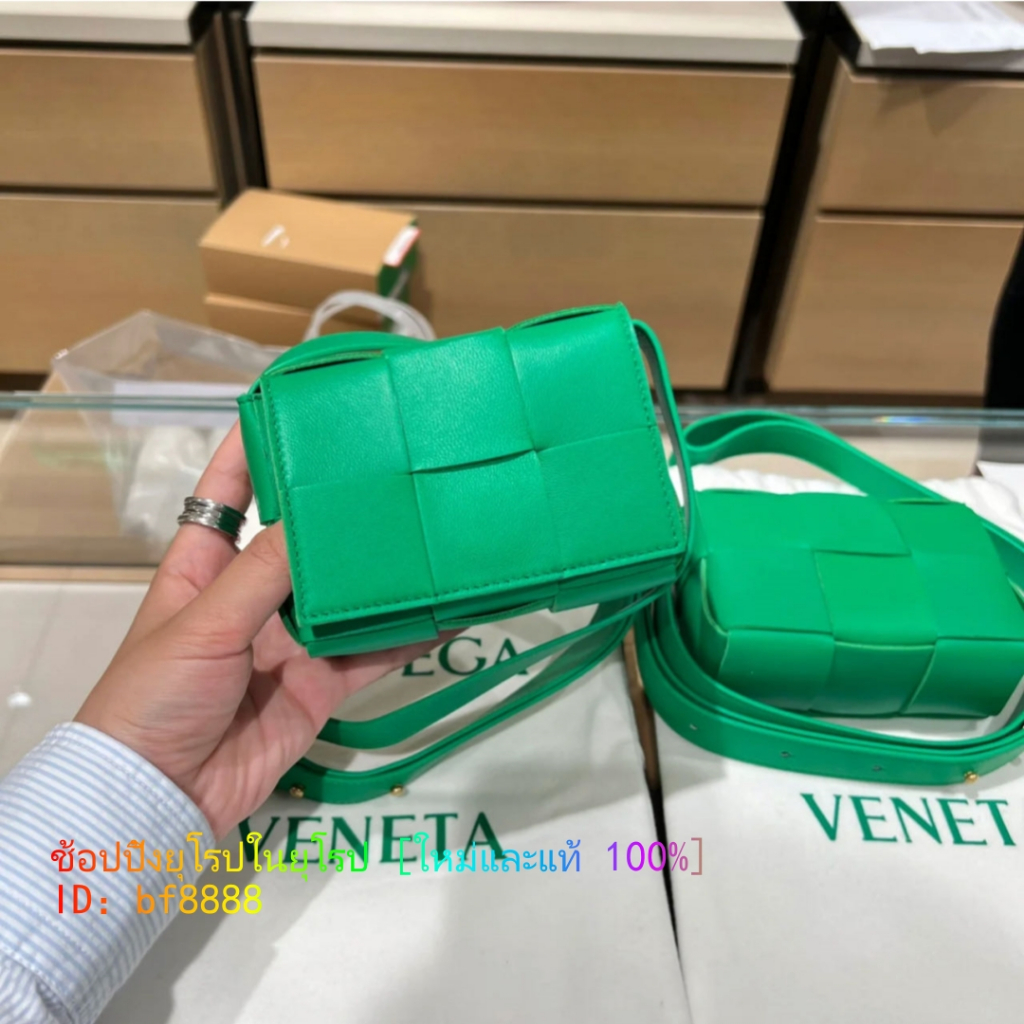 Bottega Veneta(โบเตก้า เวเนต้า) BV 667048 กระเป๋าหนังลูกวัวทอสีดำกระเป๋าสะพายไหล่ crossbody ขนาดเล็ก