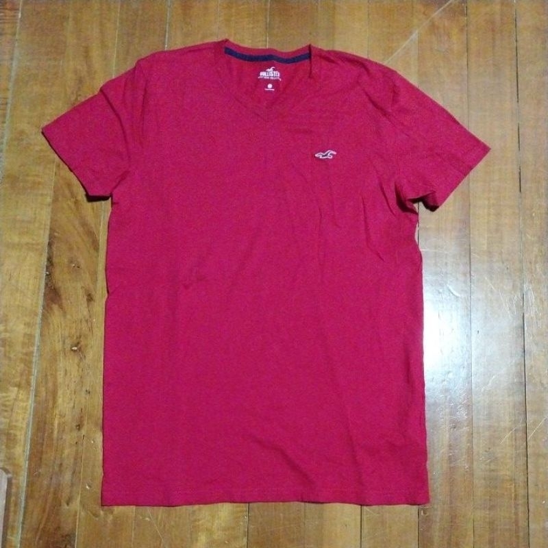 เสื้อยืดแขนสั้นคอวี แนวเรียบๆ HOLLISTER แท้ มือสอง สภาพดี ของพร้อมส่งครับ