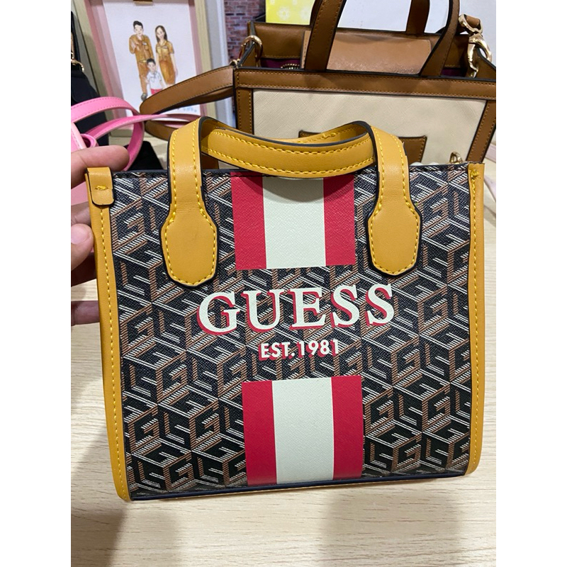 กระเป๋า guess มือสอง แท้ 💯%พร้อมส่งจ้า
