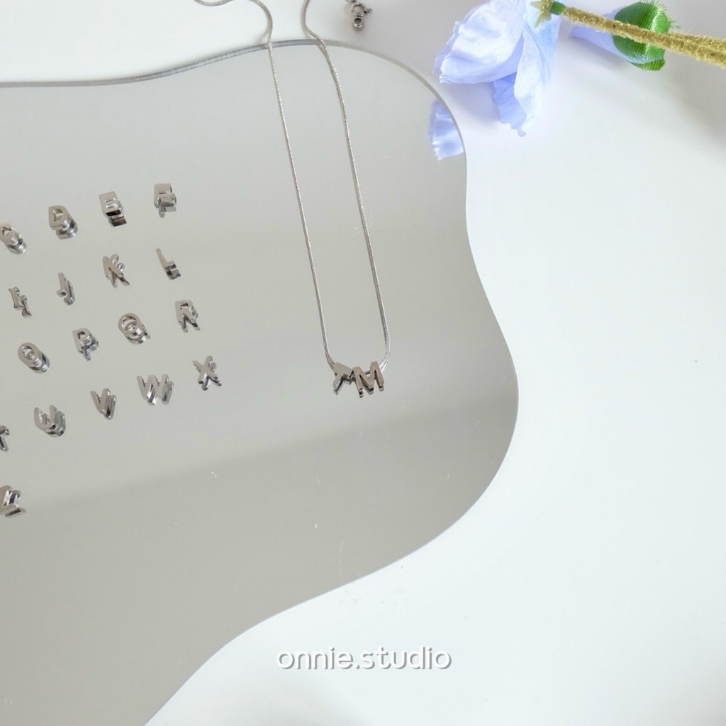onnie | สร้อยคอสีเงิน+จี้อักษรA-Z สามารถออกแบบชื่อเองได้ (แถมกล่อง)