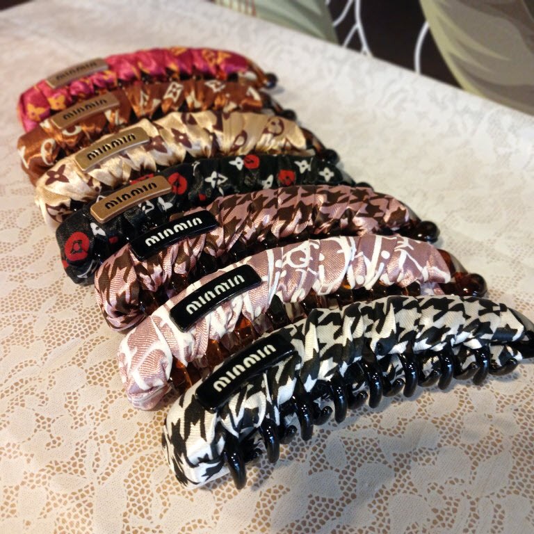 [B052] Banana clip korean กิ๊บหนีบรวบผมทรงกล้วยสำหรับรวบผมหนา กิ๊บผ้าซาตินลายแบรนด์มี 16 ลาย ติดผมทรงหางม้าแน่นอยู่ทรง