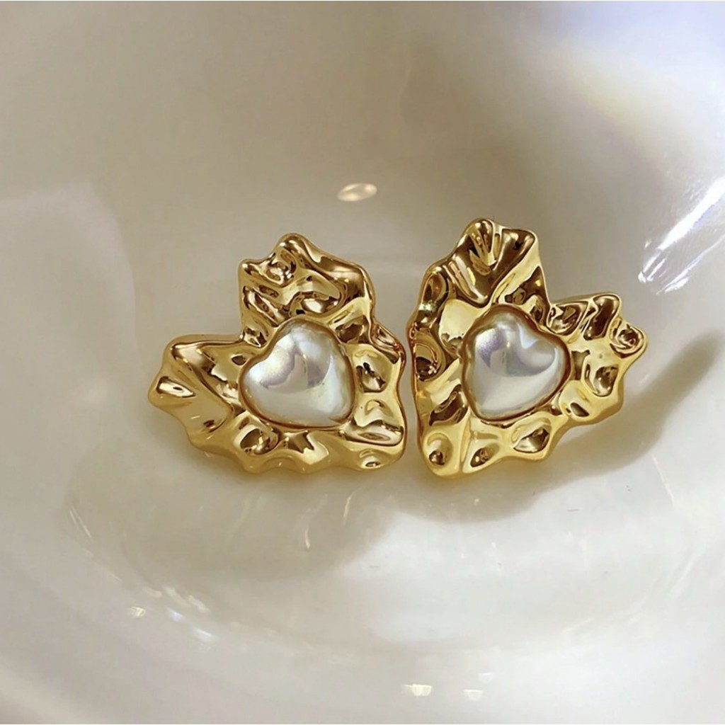 KYM.vibes - lora pearl earrings ต่างหู stainless steel รูปหัวใจ แต่งด้วยมุก