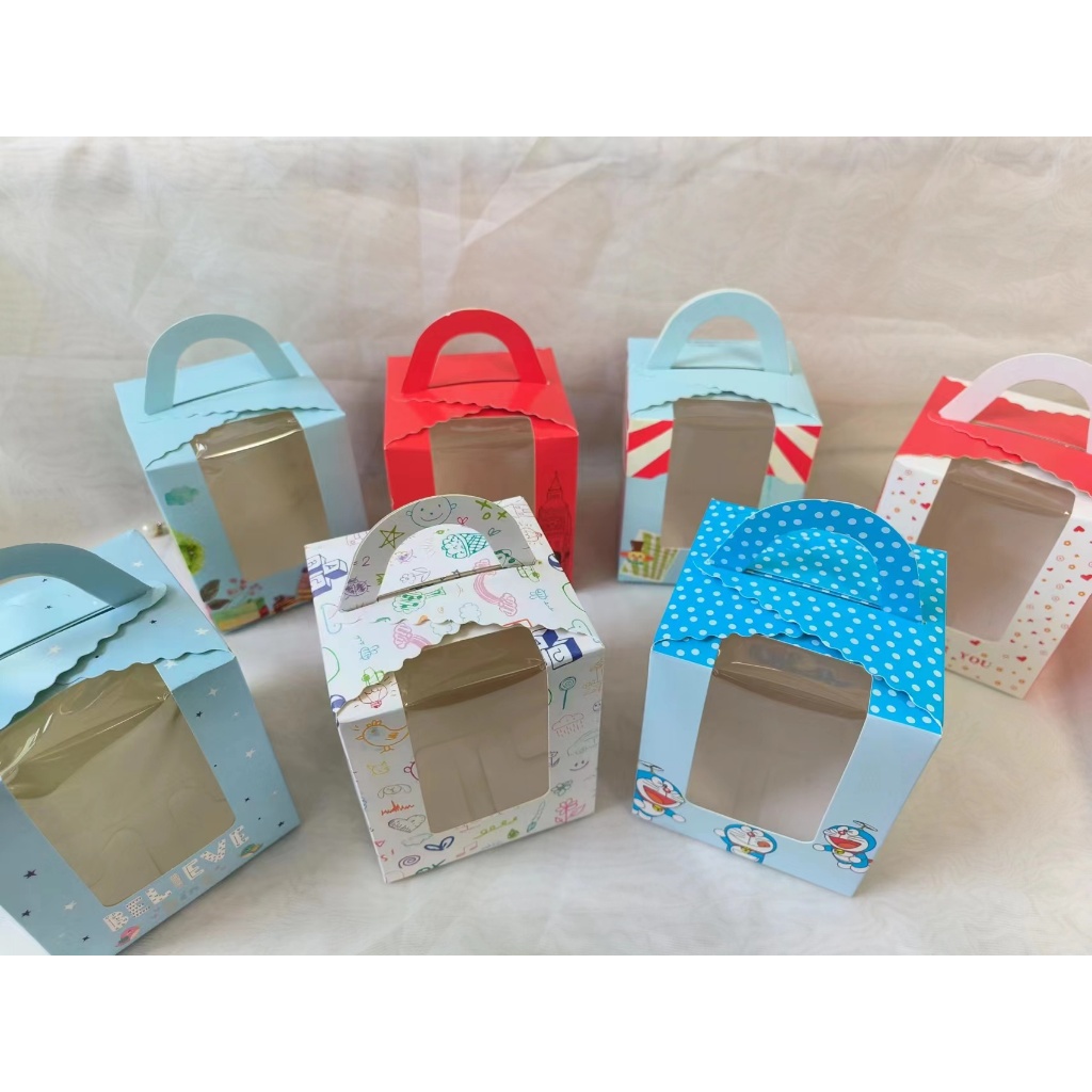 HI ...NEW....กล่องคัพเค้กหูหิ้วเจาะหน้าต่างพลาสติกใส พร้อมฐาน สำหรับคัพเค้ก 1 ใบ