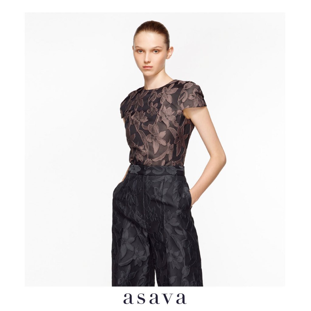 [asava ss24] Myra Column Blouse เสื้อผู้หญิง เข้ารูป แขนสั้น คอกลม ซิปหลัง ผ้าทอลายดอกไม้