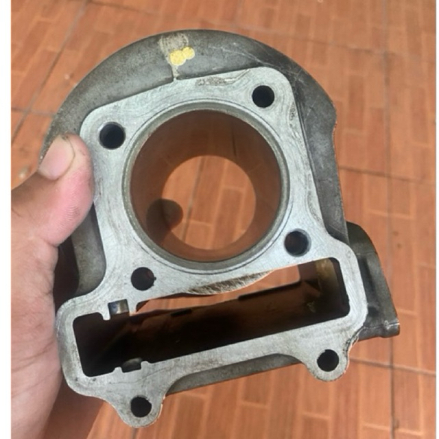 เสื้อสูบสกู๊ปปี้ไอ2013มือ2แท้ติดรถ(12100-KZL-930)