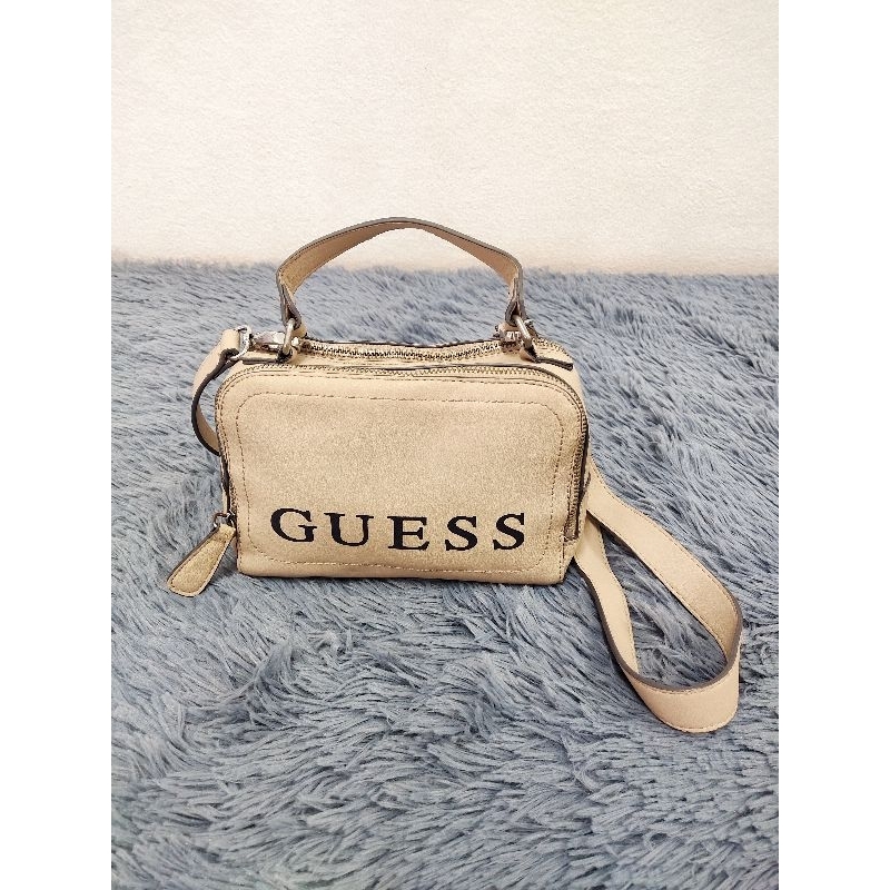 กระเป๋าสะพายข้าง ถือได้ แฟชั่นผู้หญิง GUESS (มือ2)👜(ไม่มีถุงผ้า)(มีตำหนิ ขอดูภาพเพิ่มเติมได้ค่ะ)