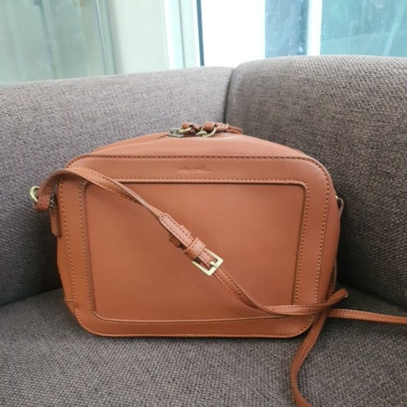 กระเป๋าสะพาย /crossbody Niko and