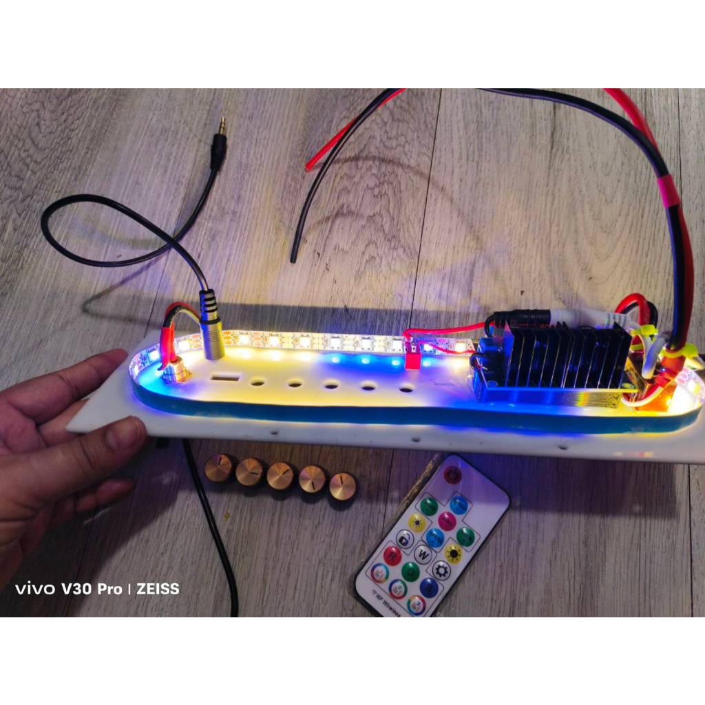 ชุดเพลท HT21 ลายคาด เดินระบบไฟ ไม่เอาแอมป์  วัดแบตดิจิตอล มีไฟled เดินสายให้พร้อมใช้งานเหลือใส่แอมอย่างเดียว