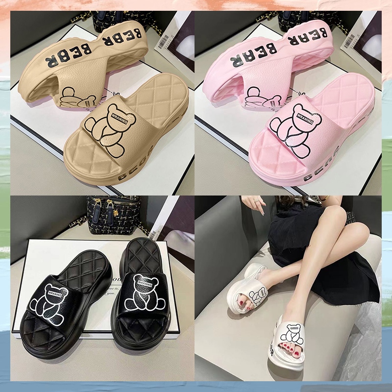Luckkyshoes ใหม่ รองเท้าแตะแฟชั่นเอาใจสาวๆสายหวาน ทรงสวมสกรีนลายน้องหมีสุดน่ารัก ตัวพื้นดีเทลมาดูดีมาก เป็นฟิลลายคล้ายหน
