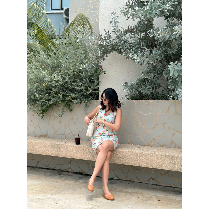 Mira flora dress เดรสคอวีลายดอก : everydaylookk store