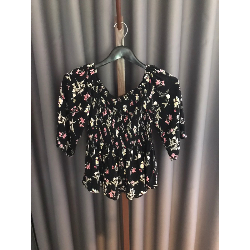 เสื้อแฟชั่นปาดไหล่ มือ2 size s 160/84A ไม่มีตำหนิ ราคา 37฿