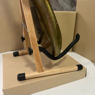 ขาตั้งกีตาร์ แบบไม้แท้ Woodguitarstand ผลิตจากไม้เนื้อแข็ง เคลือบเงาอย่างดี แข็งแรงทนใช้ได้ทั้งกีตาร์โปร่งและกีตาร์ไฟฟ้า