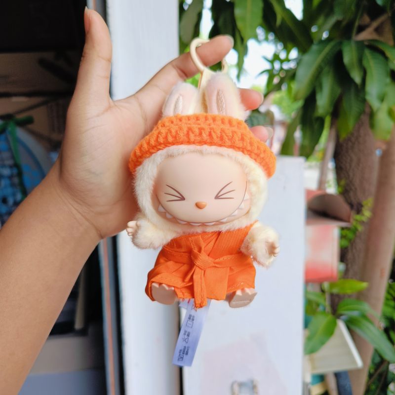 พร้อมส่ง ชุดลาบูบู้ ชุดพระลาบูบู้ v.2  ชุดเณรลาบูบู้ v.2ชุดชี ชุดปฏิบัติธรรม จีวรลาบูบู้ เสื้อลาบูบู้ v.2  labubu v.2 ราคา ถูกที่สุด ดีลบีเคเค แกลเลอรีภาพที่ 4