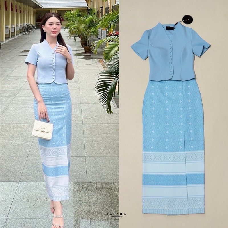 Lalada set 2 ชิ้น ผ้าไทย ชุดไปทำบุญ ชุดไปงาน เสื้อคอวีสีฟ้ากระดุมหน้า แมทช์กับผ้าถุงสำเร็จ ผ้าพิมพ์ลายมีซิบหลัง