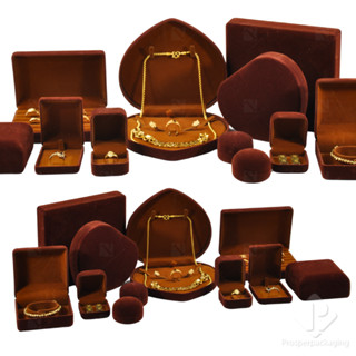 จัดเต็มกล่องกำมะหยี่ใส่เครื่องประดับสีน้ำตาล มีทรงสี่เหลี่ยม…