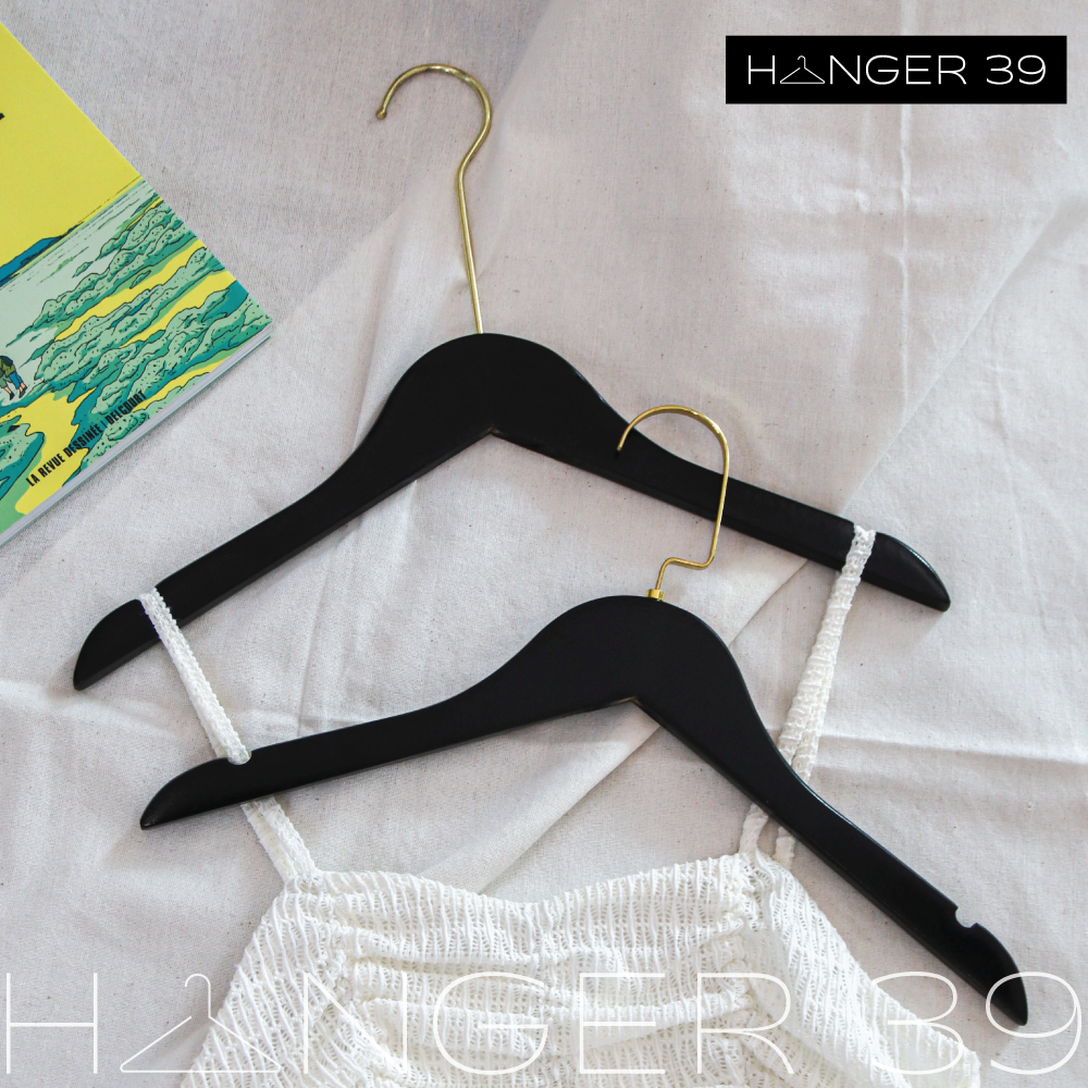 ไม้แขวนเสื้อ ไม้แท้ รุ่น 906 สีดำ หัวโค้ง ไม้แขวน มีร่องคล้องสายเสื้อ 12 ไม้