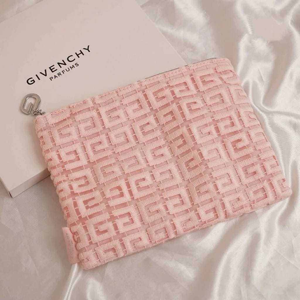 กระเป๋าเครื่องสำอางค์ Givenchy พร้อมกล่อง สีชมพูน่ารักมากใส่ของได้จุd
