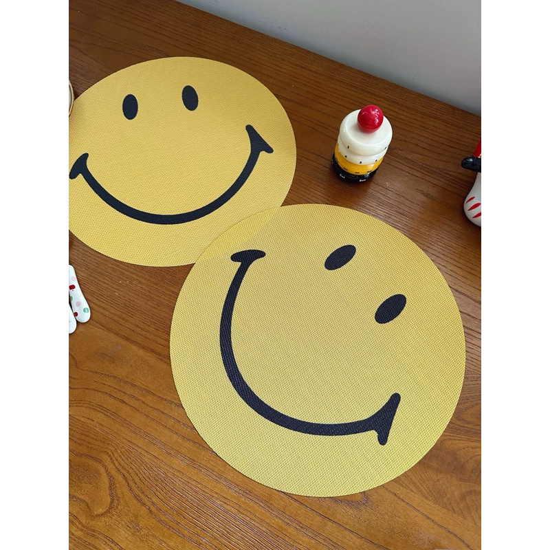 พร้อมส่งๆ แผ่นรองจาน “PVC” สำหรับใช้บนโต๊ะอาหาร “Smile” กันลื่น วางรองจาน กันน้ำ ลายหน้ายิ้มน่ารักมากๆเลยค่า