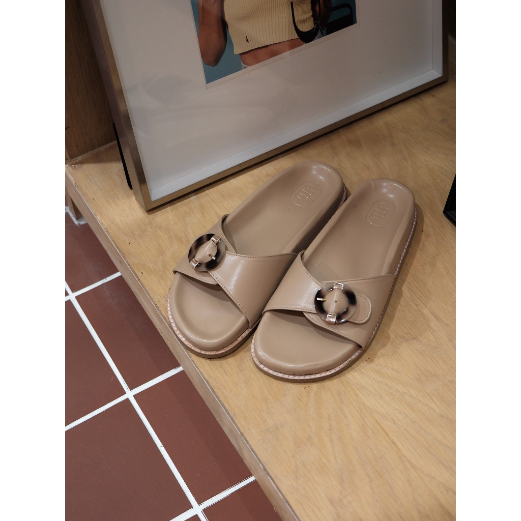 Seira - Ora Sandals รองเท้าแตะ พื้นยาง สายคาด อะไหล่หัวเข็มขัดกลม สีน้ำตาลลายกระ