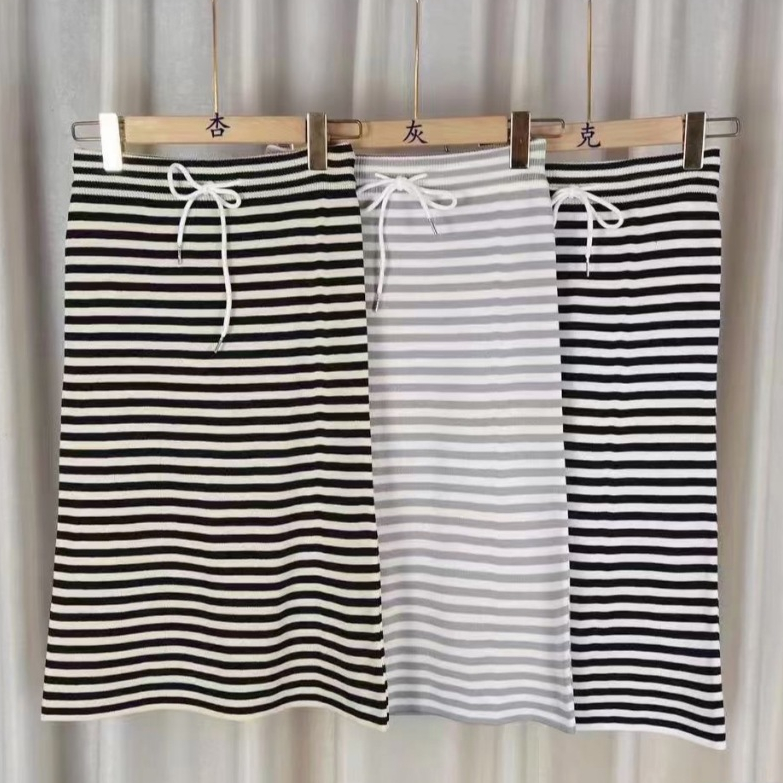 กระโปรงยาวไหมพรมลายทาง Freesize ยาวเลยเข่า ผ้ายึด งานสวยใส่สบาย