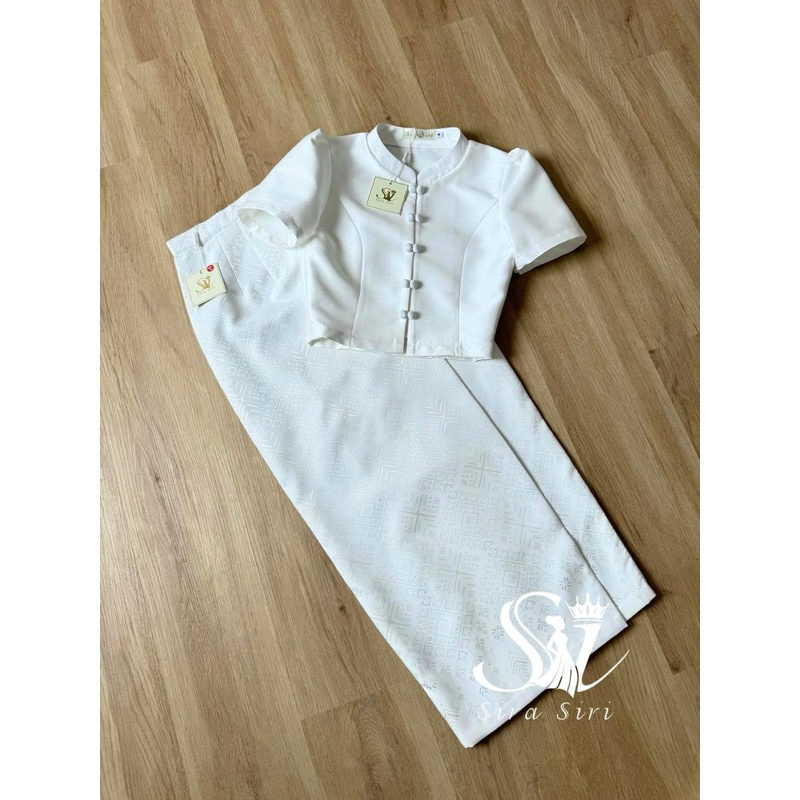 เสื้อคอจีนทรงครอปสีขาวมุก ผ้าถุงสำเร็จรูป ผ้าถุงสีขาว เสื้อผ้าผ้าไหมสีขาว ชุดไทยทำบุญสีขาว