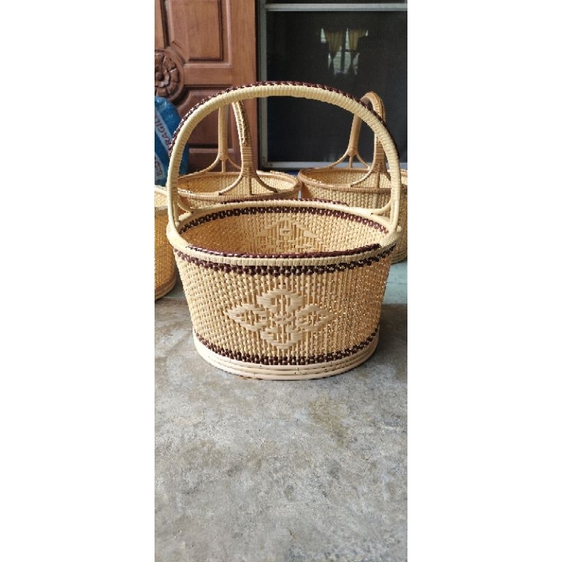 ตะกร้าแท้ผสมหวายเทียมงานทรงรีใหญ่ลายดอกพิกุลแต่งขอบสีน้ำตาลเข้มใส่ของไปสัดได้เยอะมากขนาดL. 12x14x7นิ้ว