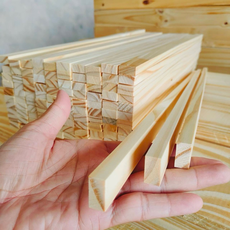 ไม้สนมือ1 พร้อมไสเรียบ 4 ด้านขนาด หนา 1.5 เซน กว้าง 2.5 เซน ยาว 40 เซน ราคา 190บาท/มัด. [1มัดมี10ท่อน]