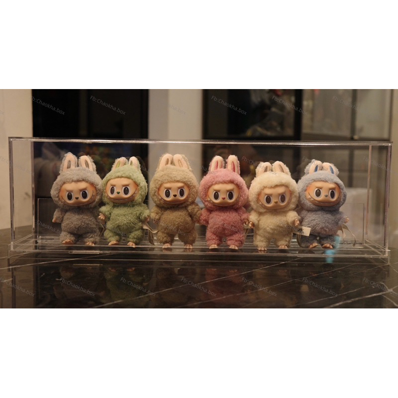 กล่องอะคริลิค พร้อมที่พิง ฐานใส ฝาแบบครอบ ใส่ labubu มาการอง upsetduck สินค้าพร้อมส่งไทย