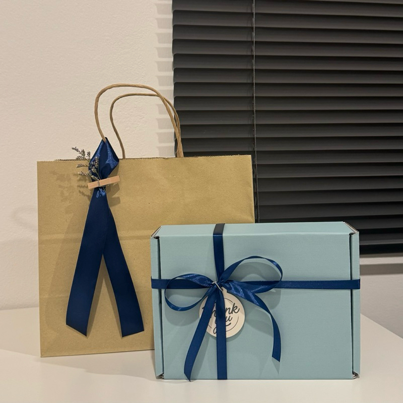 62 (มีถุงกระดาษ) Gift box กล่องหูช้างสีฟ้า เทียนหอม size s ไม่มีฝา+ไม้หอมกระจายกลิ่น size s พร้อมช่อดอกไม้ในกล่อง, การ์ด
