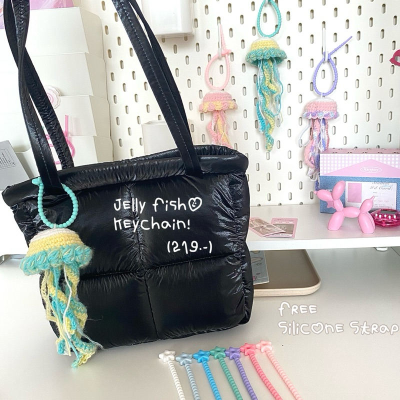 jelly fish keychian🫧🪼 พวงกุญแจแมงกะพรุนถัก by helloxglitter♡