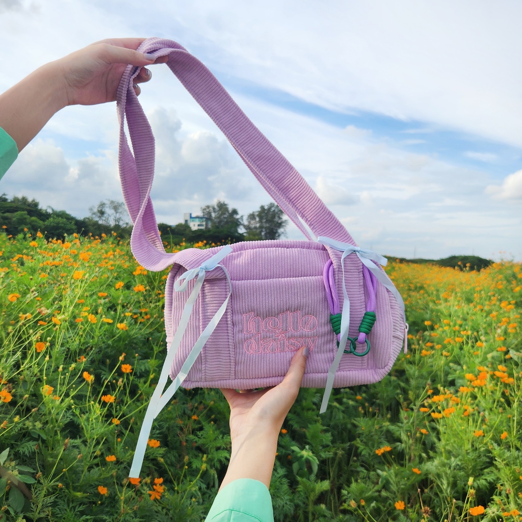 พร้อมส่ง Hello Daisy [แบรนด์ไทย] กระเป๋าผ้าลูกฟูกสีม่วงอมชมพู สายสะพายยาว ปักโลโก้กระเป๋าหน้า กระเป๋าใน 3 ช่อง
