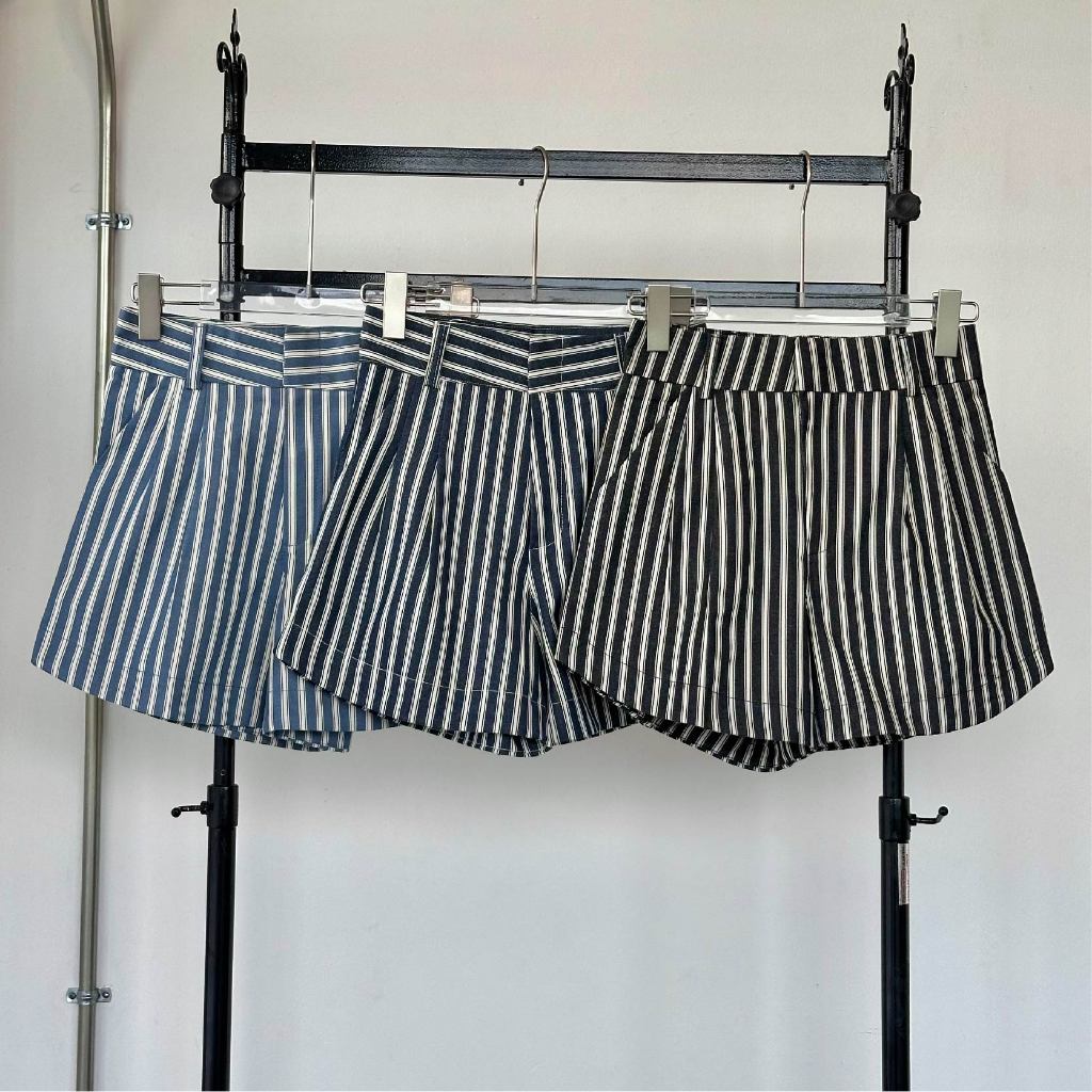 Atipashop - BOBBI STRIPE SHORTS กางเกงขาสั้น ลายทาง ทรงบาร์บี้