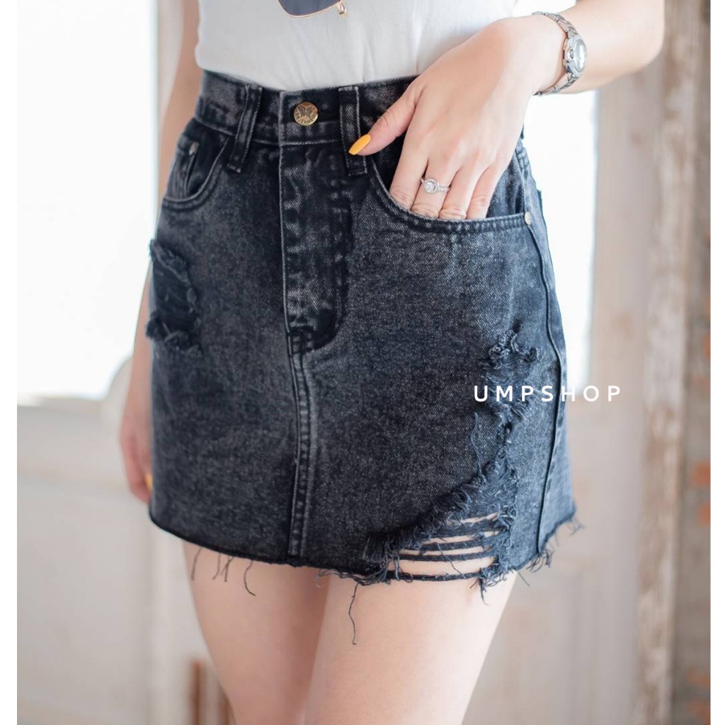 กระโปรงยีนส์เอวสูง สีสโนว์ดำ แต่งขาด ทรงสวย ผ้าไม่ยืด
