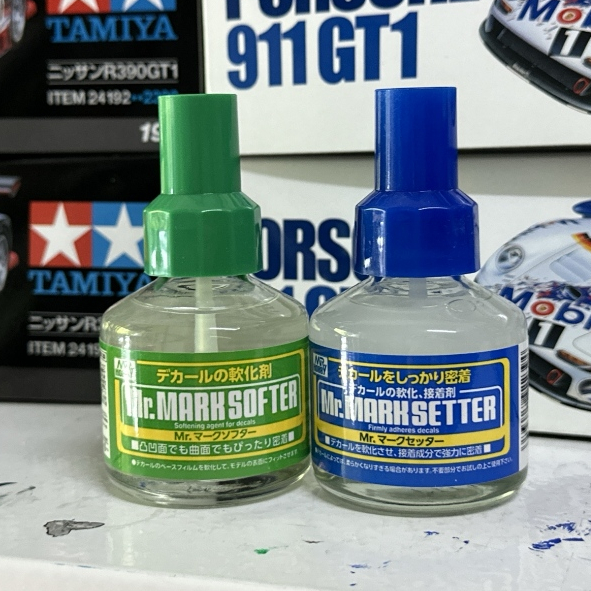 น้ำยาช่วยติดดีคอล MR.MARK SETTER และ MR.MARK SOFTER เป็นรุ่นใหม่ขวดกลมแล้วนะครับ ติดดีกว่าเดิมคราบน้อยกว่าเดิมครับ