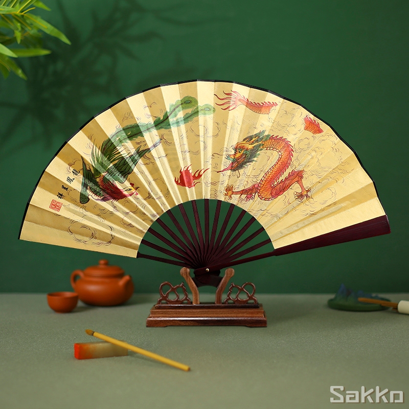 พัดจีน 13 นิ้ว พัดใหญ่พื้นเหลืองภาพมงคลจีน พัดพับไม้ไผ่วัสดุผ้า พัดมือพับพกพาง่าย