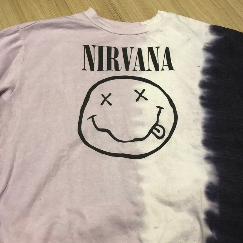 เสื้อวง Nirvana แขนยาวกึ่งสเวตเตอร์ ผ้าไม่หนา ลายยิ้มที่ควรมีติดบ้าน  XL 23/26